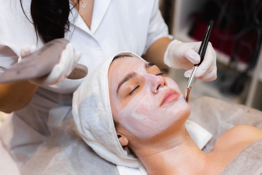 An Ultimate One Hour Thirst Relief Facial Experience at Spa Cenvaree