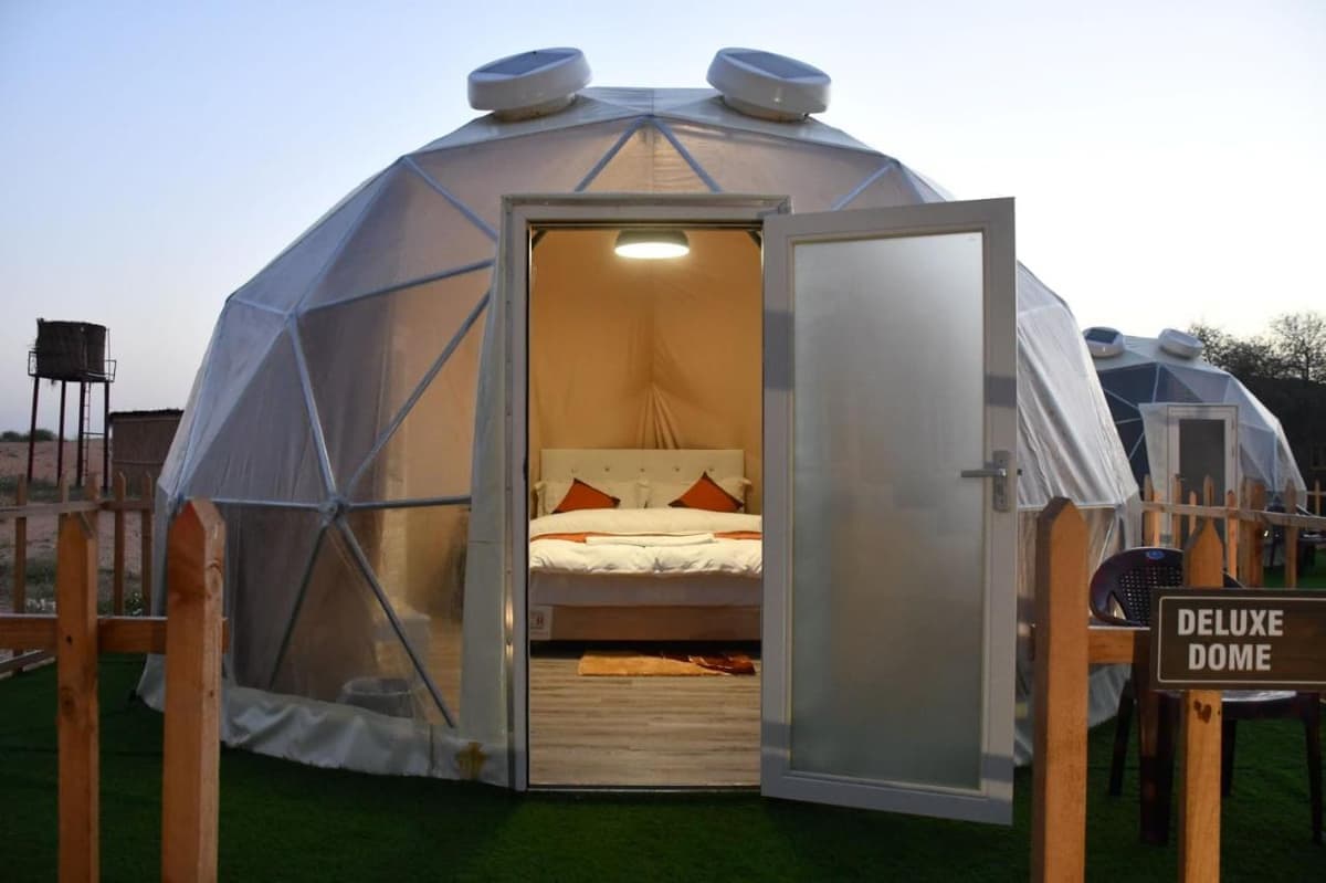 One Night Deluxe Dome Stay with 30-Minute Flight Above RAK Gift Box